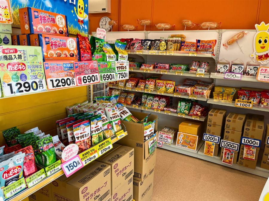 亀田製菓水原直売所の店内に並ぶ商品棚