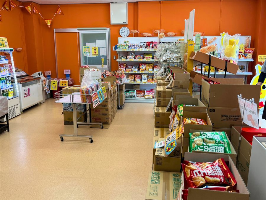 亀田製菓水原直売所の店内、段ボール箱が並ぶ様子