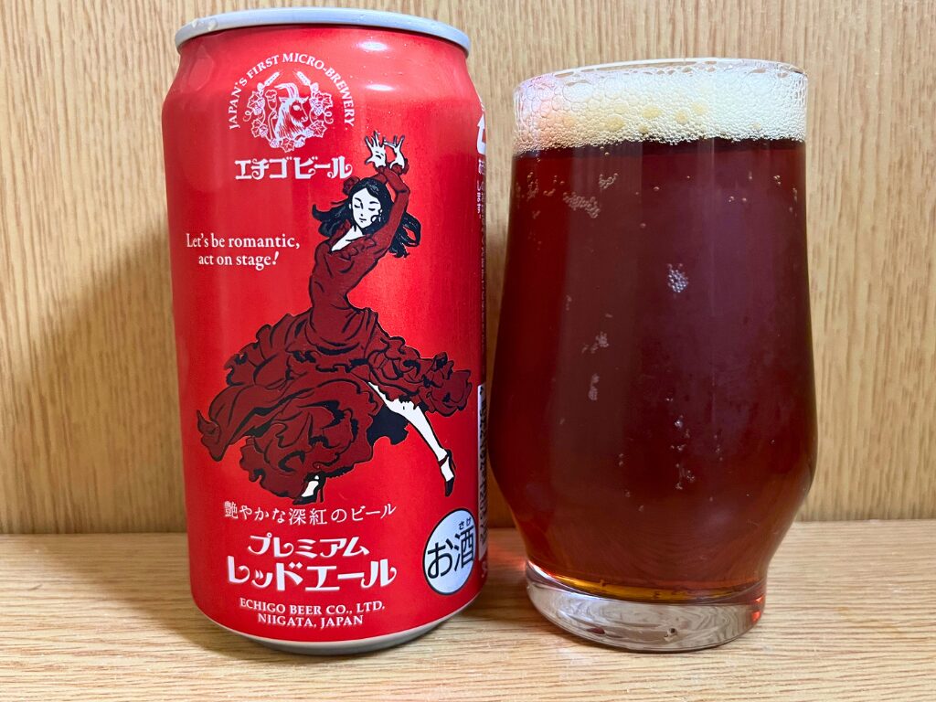 エチゴビールプレミアムレッドエールをグラスに注いだ様子