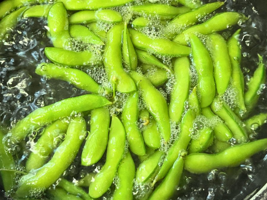 くろさき茶豆と枝豆を茹でている鍋の様子