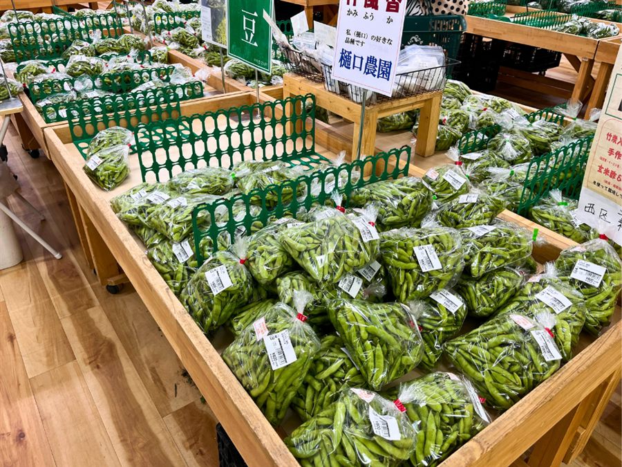 JA直売所の商品棚に並ぶくろさき茶豆や枝豆のパック