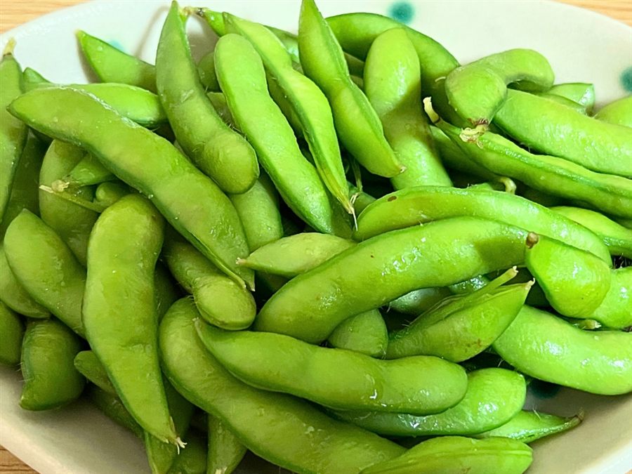 お皿に盛り付けたくろさき茶豆