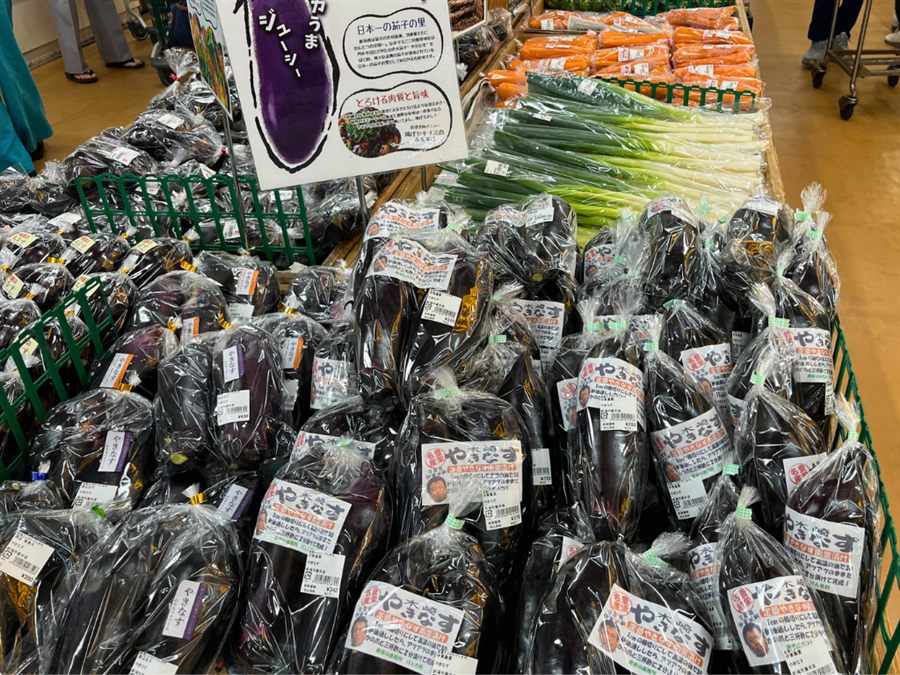 産直とよさかげんき村の売り場に並ぶやきなす