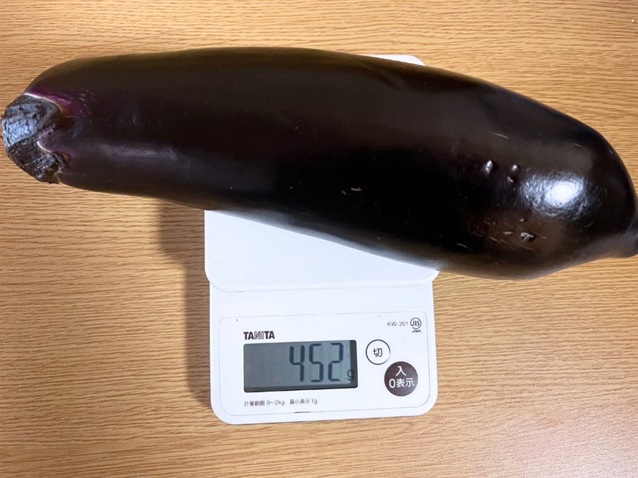 やきなすをはかりで計量、452g