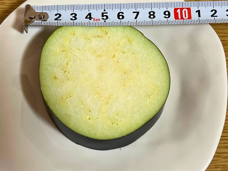 やきなすの輪切り断面、直径約8cm