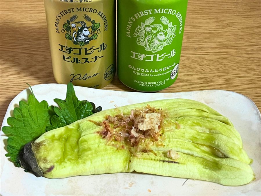 焼きナスとエチゴビールを並べて大きさを比較