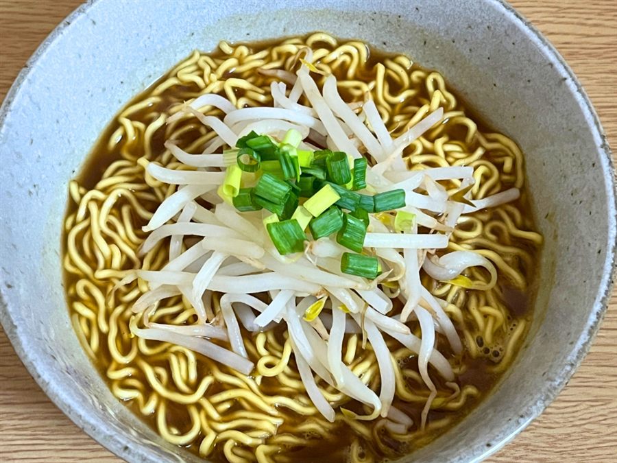 正広食堂カレーラーメンにもやしとネギをトッピングした完成品