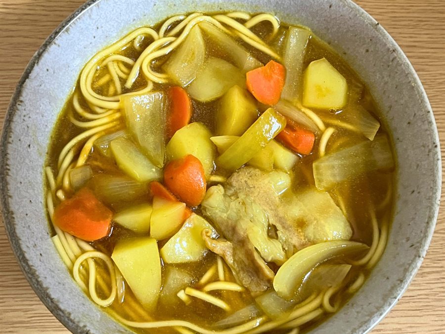 三条カレーらーめんに野菜と肉を盛り付けた完成品