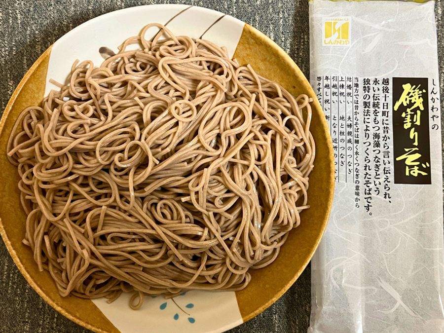 磯割りそばの茹で上がりとパッケージ