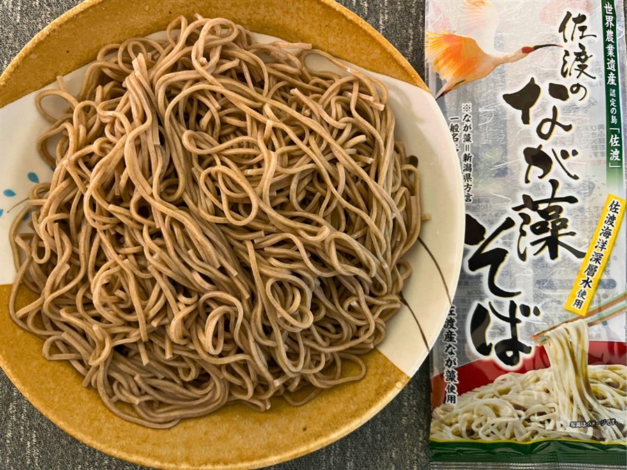 佐渡のなが藻そばの茹で上がりとパッケージ