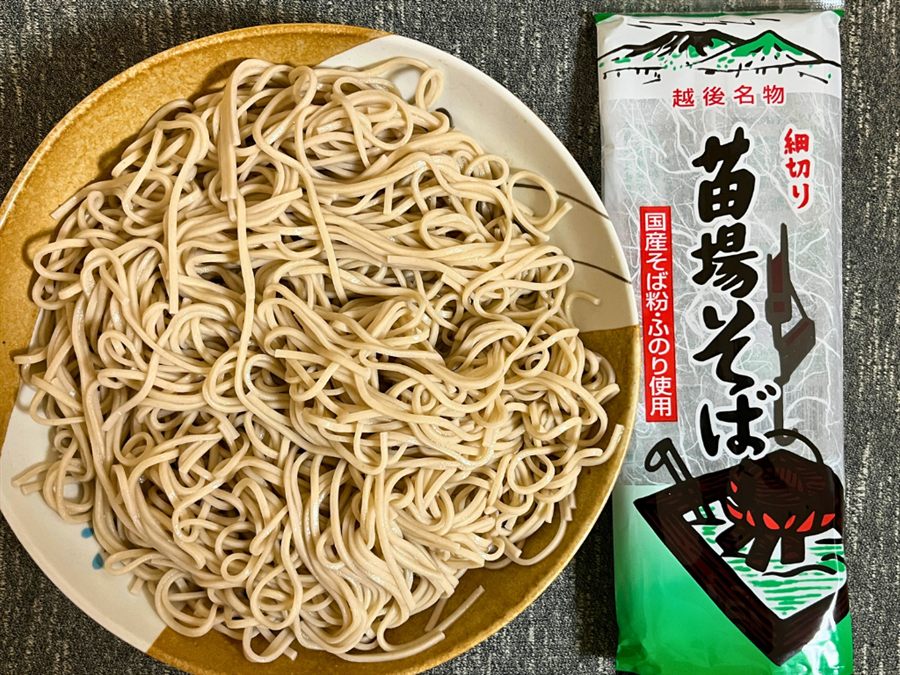 細切り苗場そばの茹で上がりとパッケージ