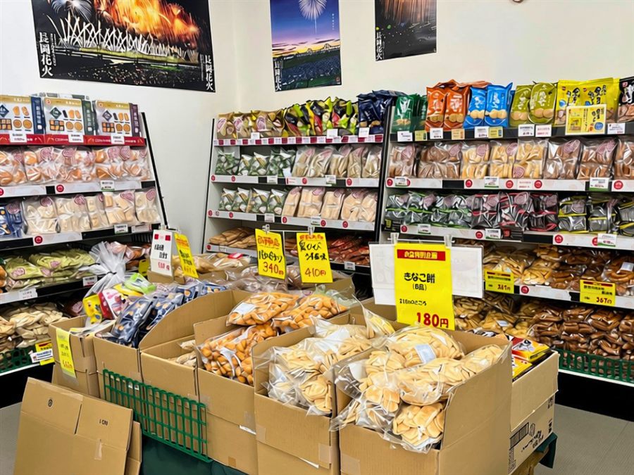 岩塚製菓直売店（本社隣接）の店内商品棚