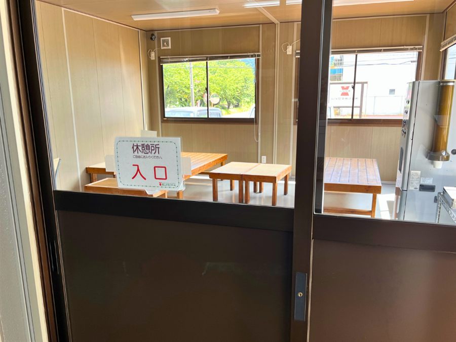岩塚製菓直売店 休憩室