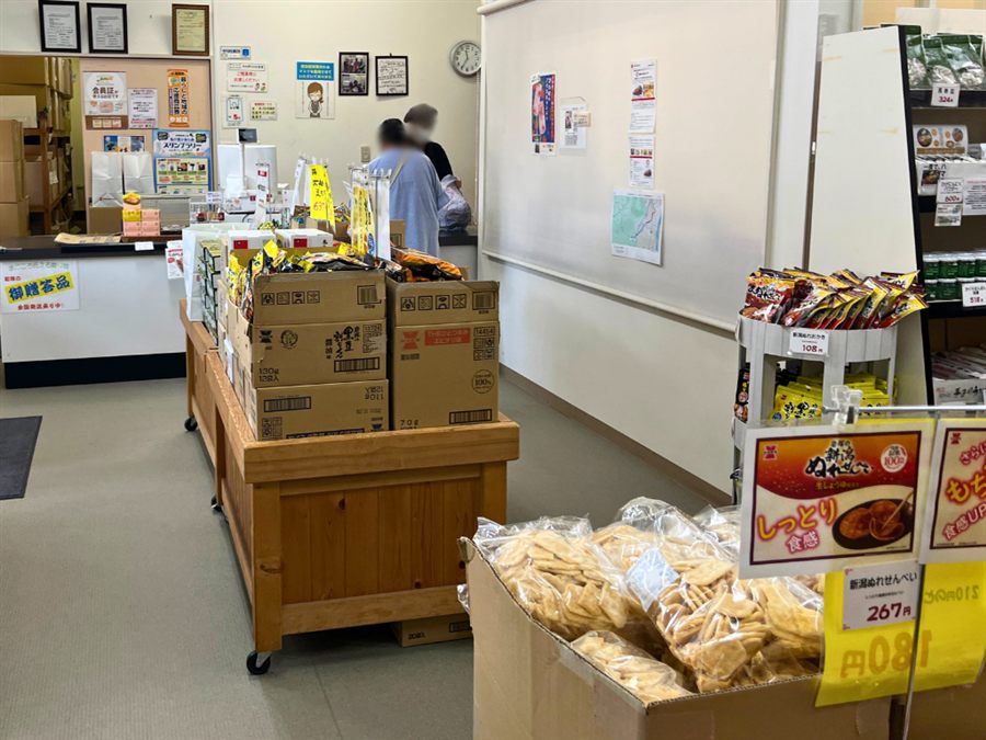 岩塚製菓直売店（本社隣接）レジ前の商品ワゴン