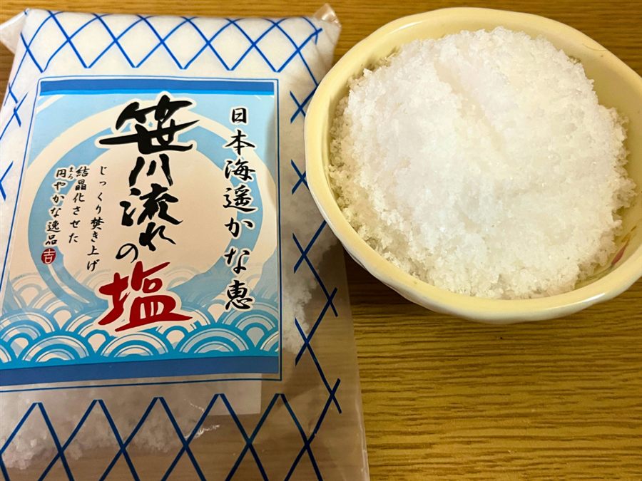 笹川流れの塩（株式会社えん）を器に盛ったところ