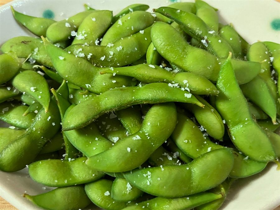 ゆでた黒埼茶豆に笹川流れの塩をふりかけたところ