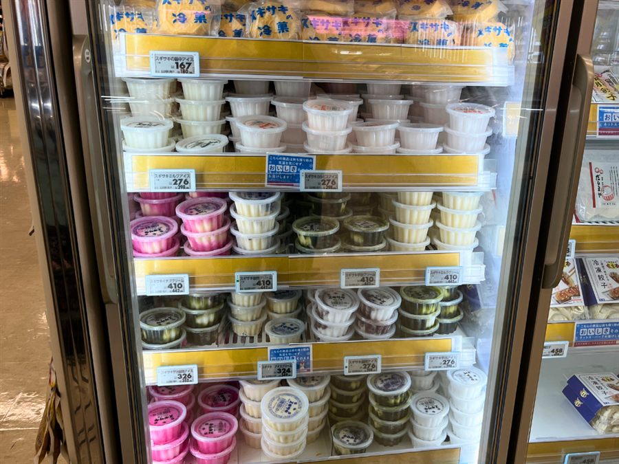 冷凍ケースに並ぶスギサキアイス15種類と価格表示