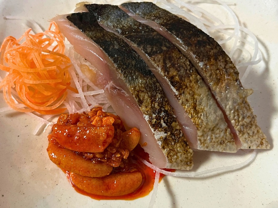 炙った鯖に柿の種のオイル漬けを添えたところ