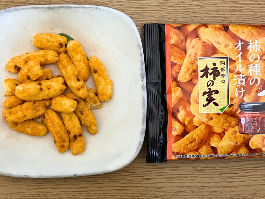 阿部幸の柿の実 柿の種のオイル漬けにんにくラー油風味 お皿に出した中身と個包装