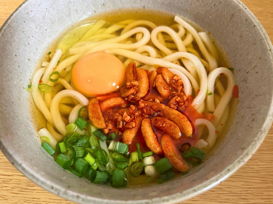 柿の種のオイル漬けをうどんにのせたところ