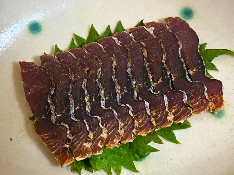 鮭の酒びたしを大葉を敷いたお皿に盛ったところ
